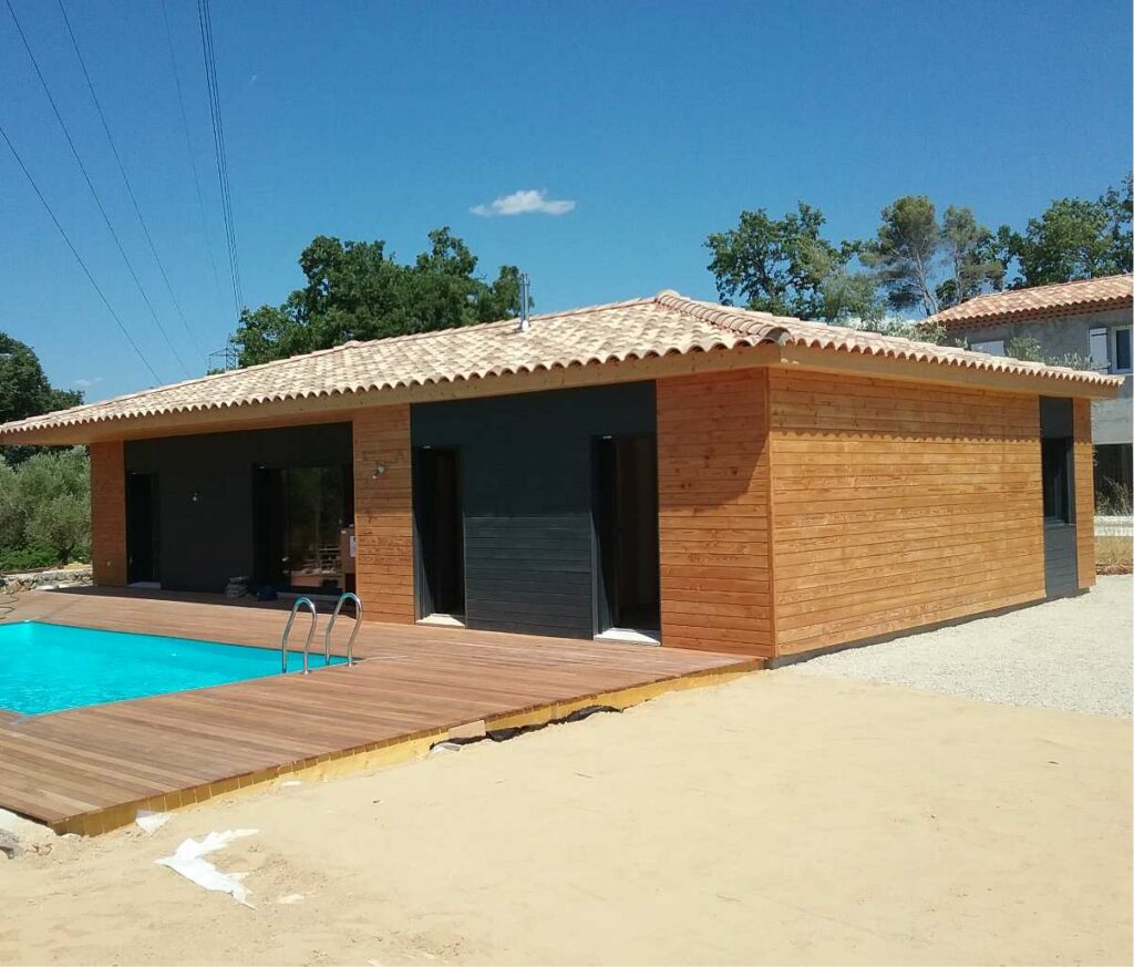 Villa en bois avec terrasse et piscine