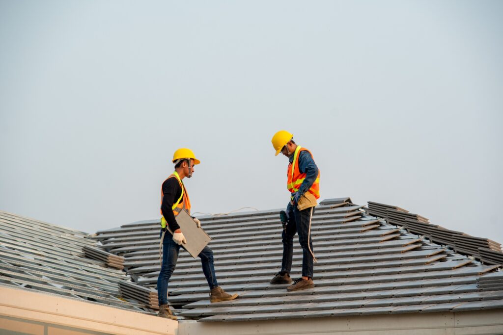 Des ouvriers travaillant sur le toit d'une maison.