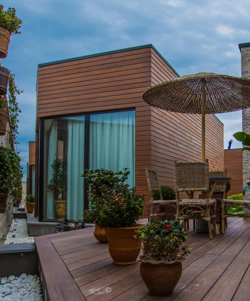 petite maison en bois moderne avec terrasse.
