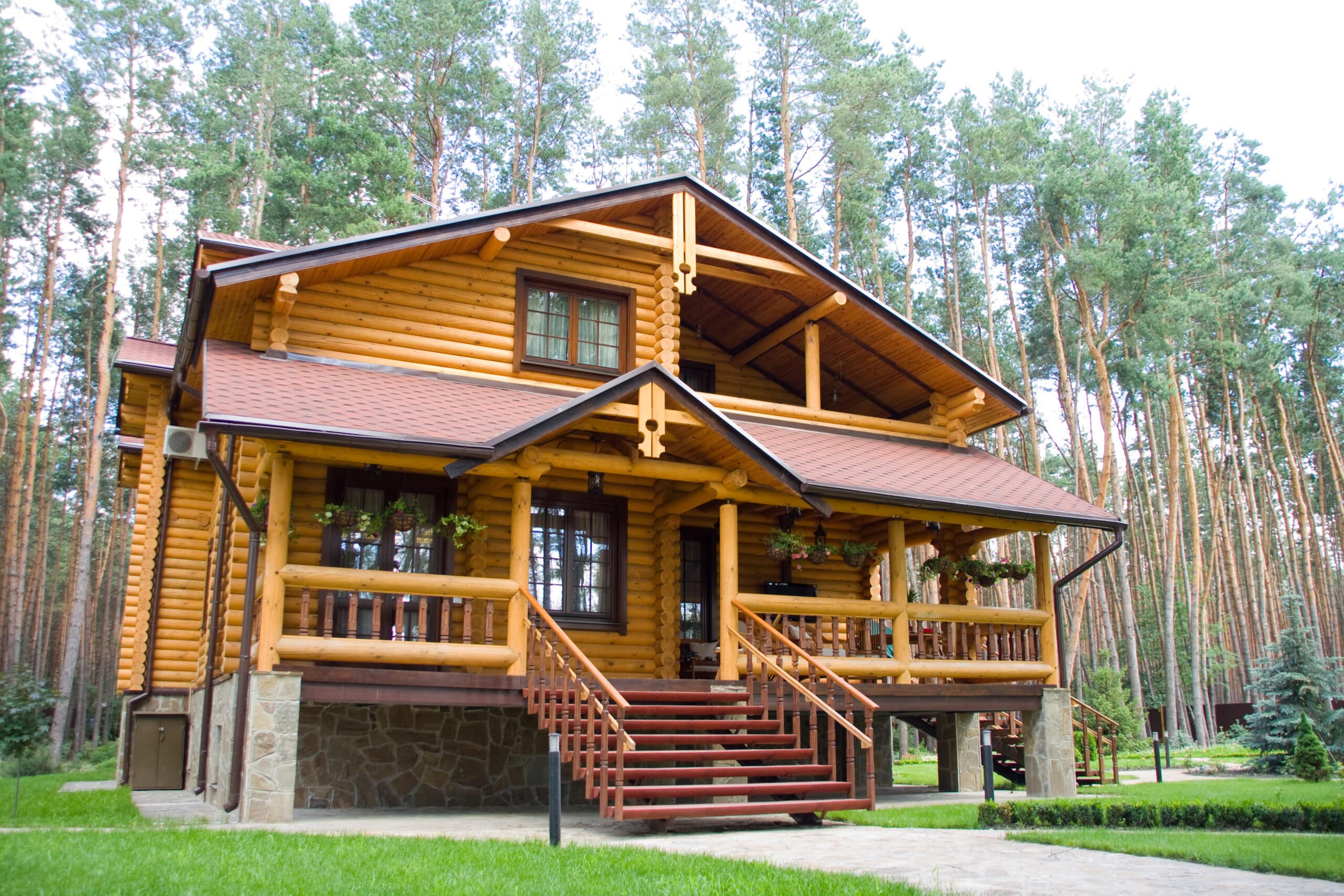 une maison en bois avec la forêt en arrière plan